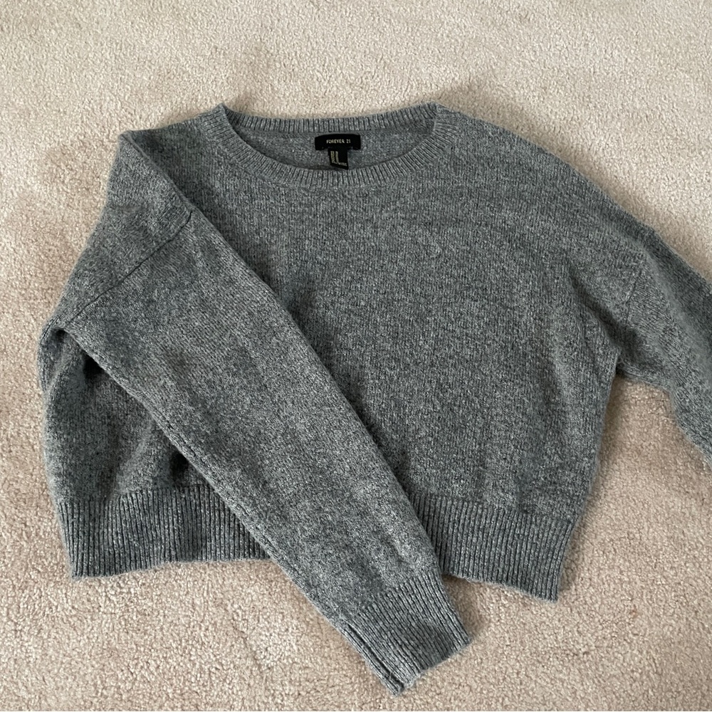 Forever 21 Grey Sweater in size M